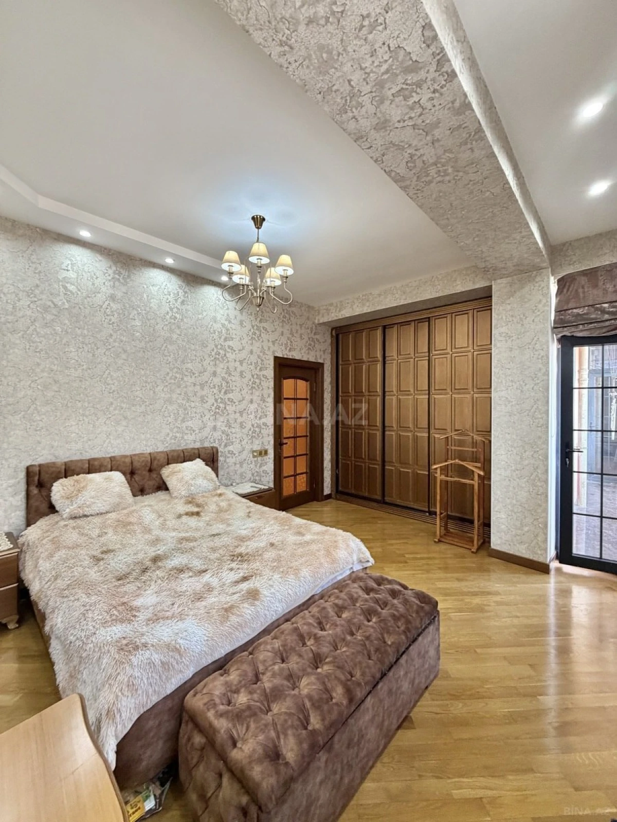 Kirayə verilir 4 otaqlı mənzil 174 m²