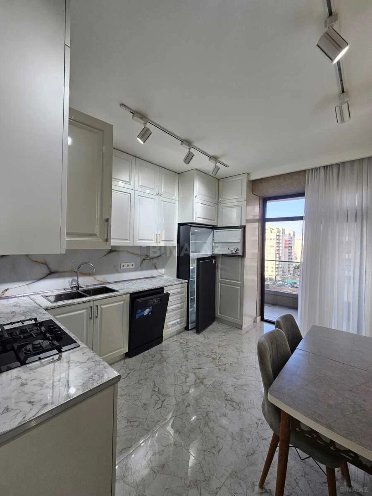 Kirayə verilir 4 otaqlı mənzil 175 m²