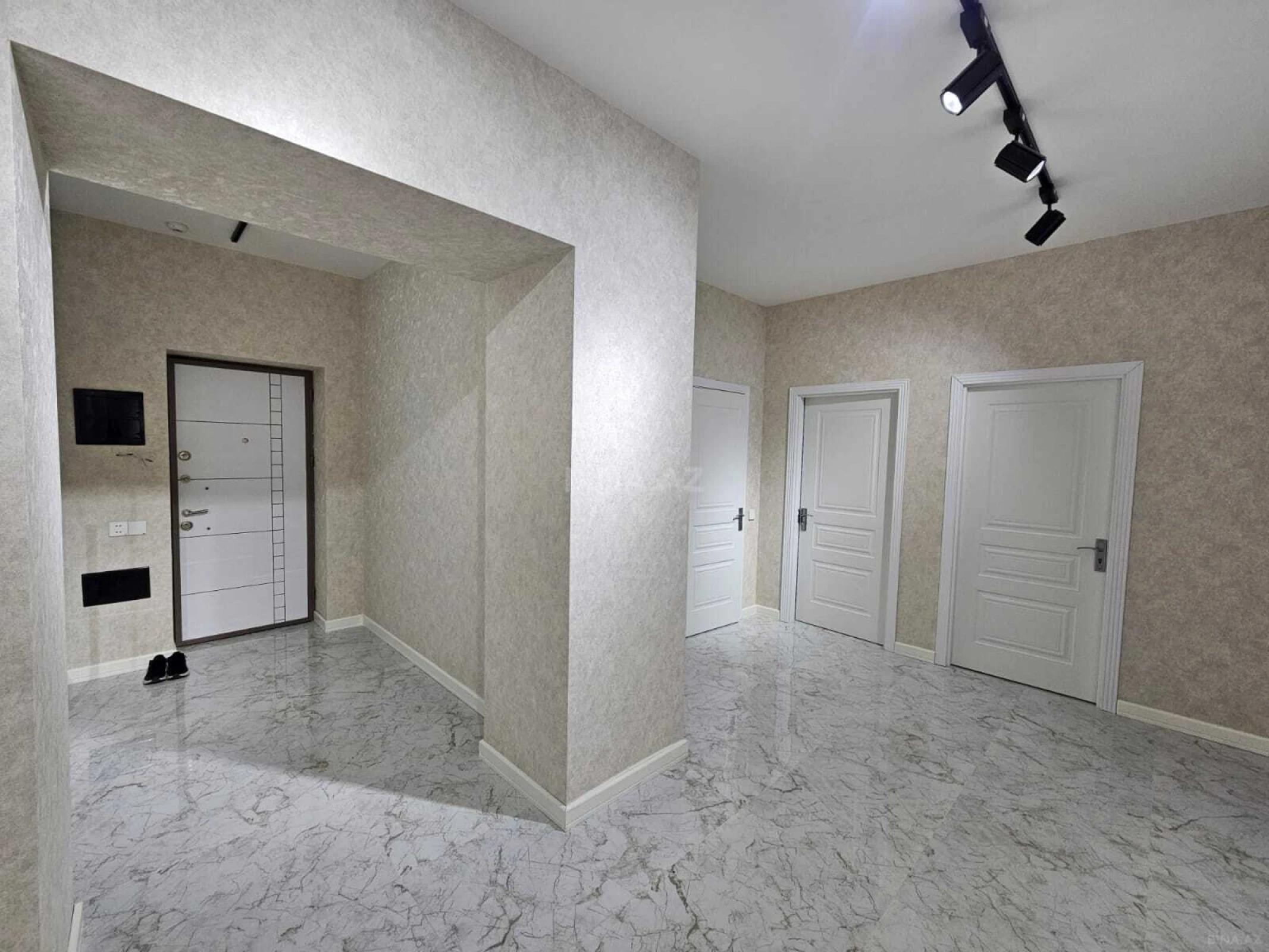 Kirayə verilir 4 otaqlı mənzil 175 m²