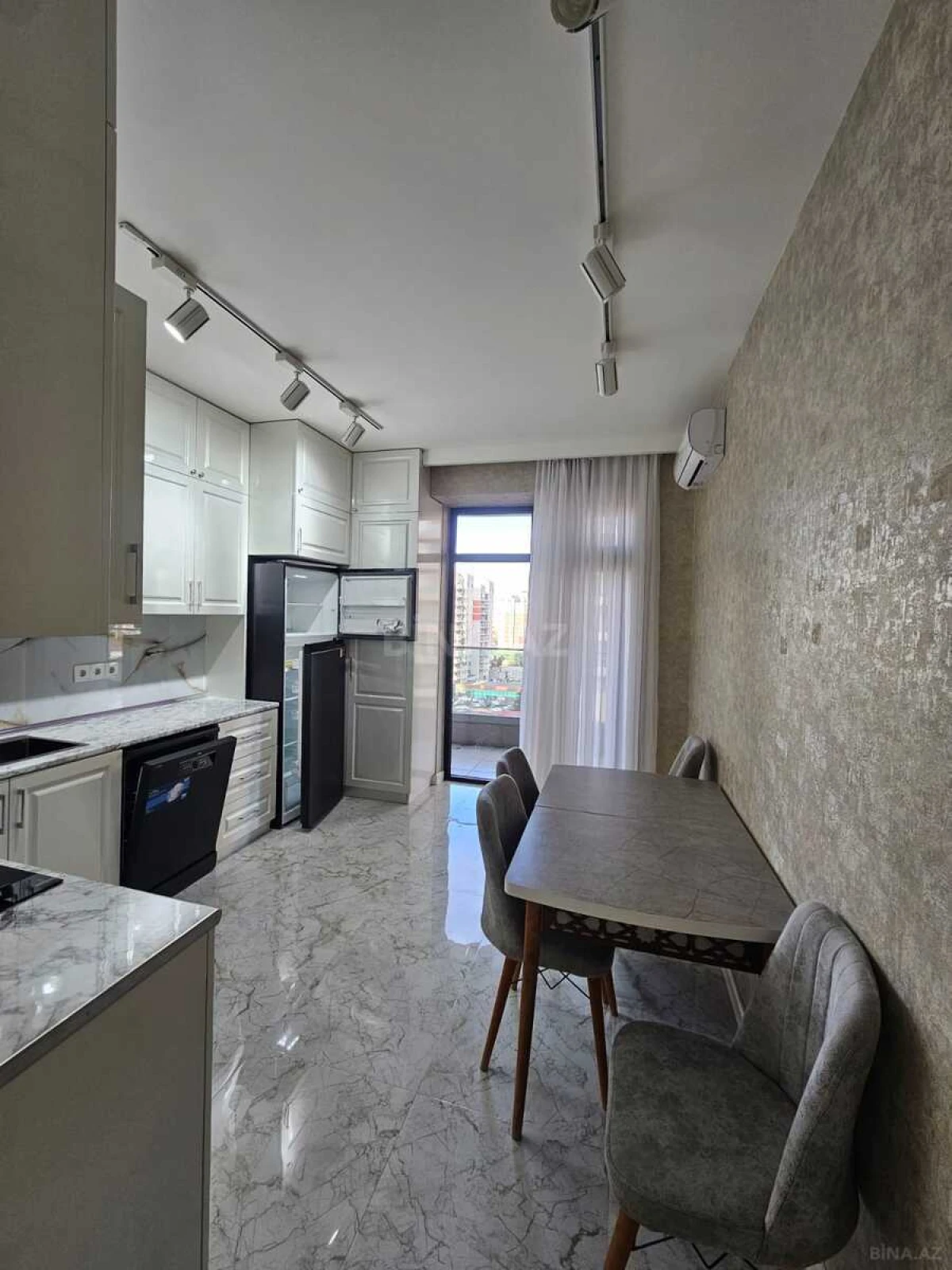 Kirayə verilir 4 otaqlı mənzil 175 m²