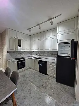 Kirayə verilir 4 otaqlı mənzil 175 m²