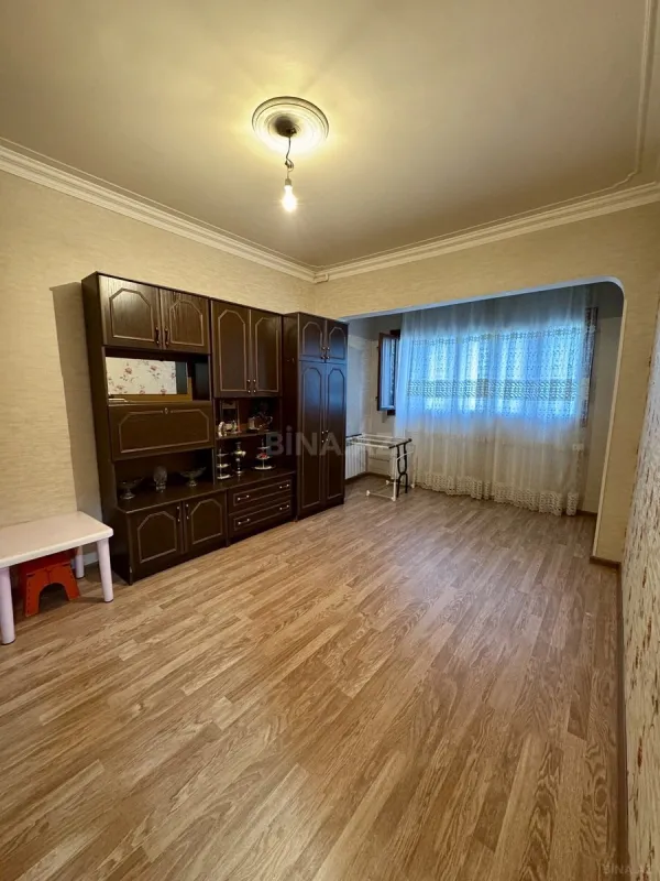 Satılır 4 otaqlı mənzil 110 m²