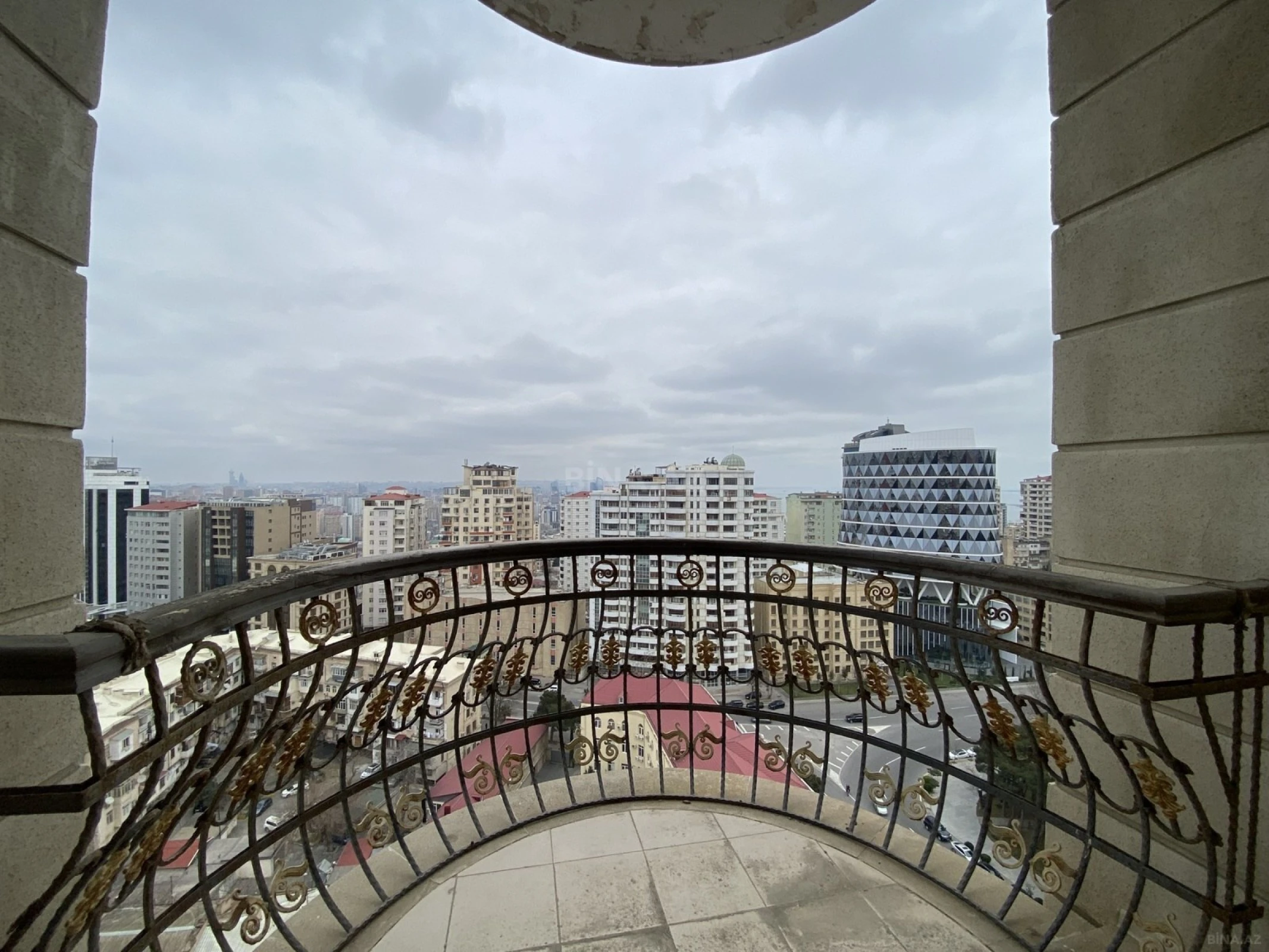 Satılır 4 otaqlı mənzil 152.8 m²