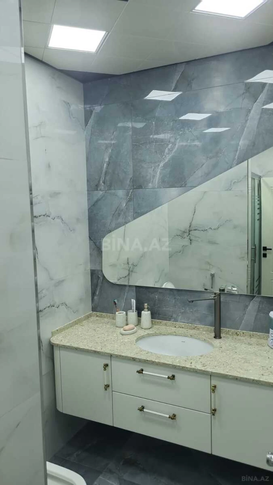 Satılır 3 otaqlı mənzil 150 m²