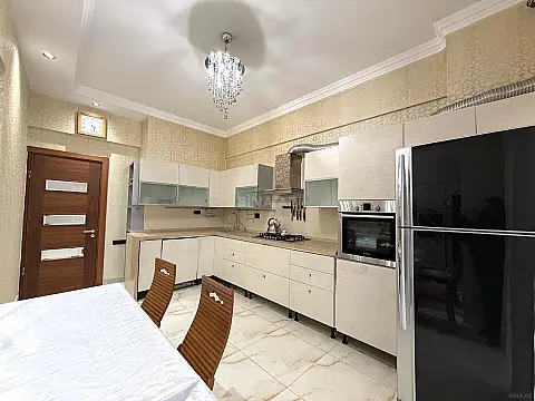 Kirayə verilir 3 otaqlı mənzil 137 m²