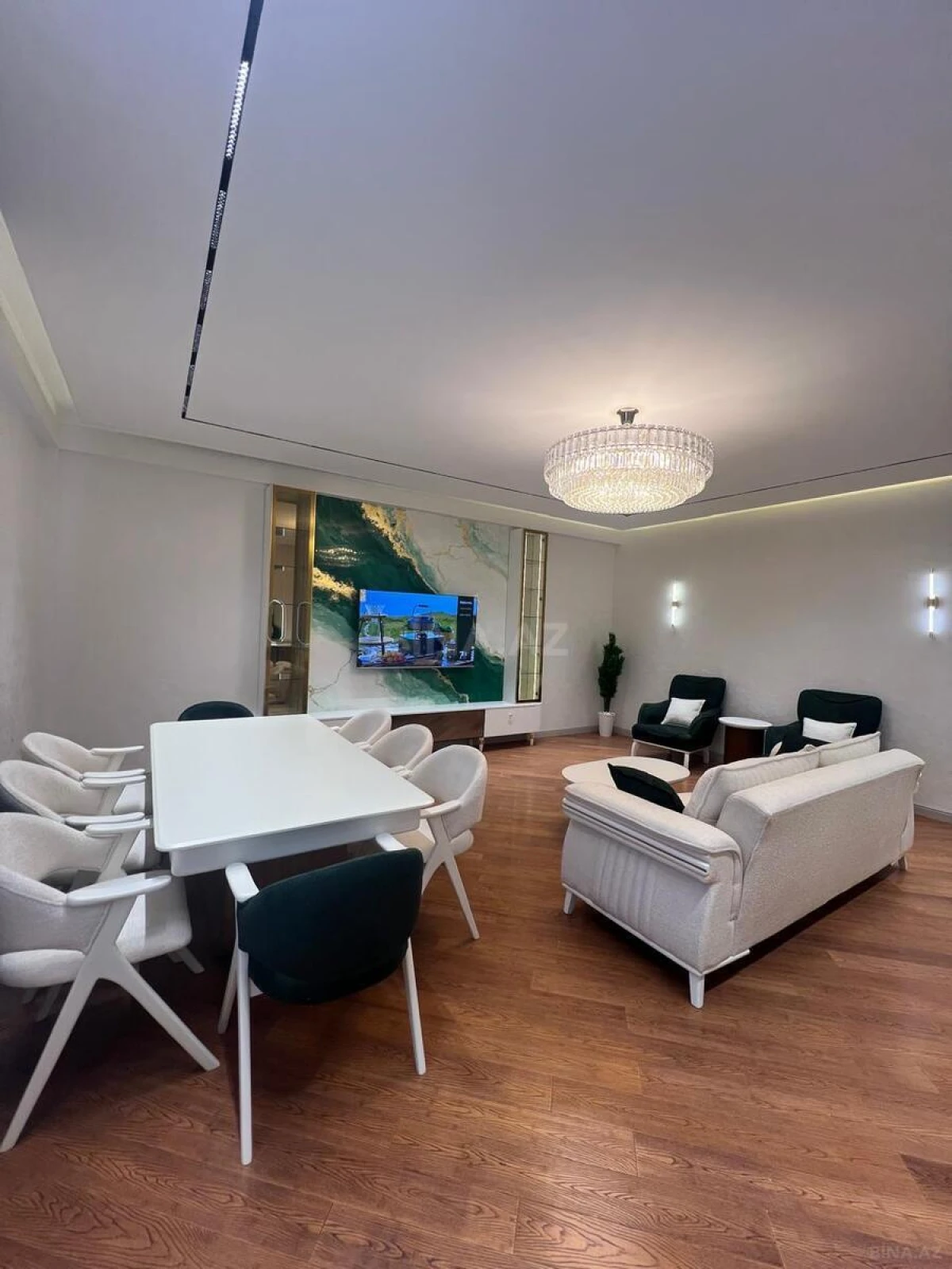 Satılır 4 otaqlı mənzil 145 m²