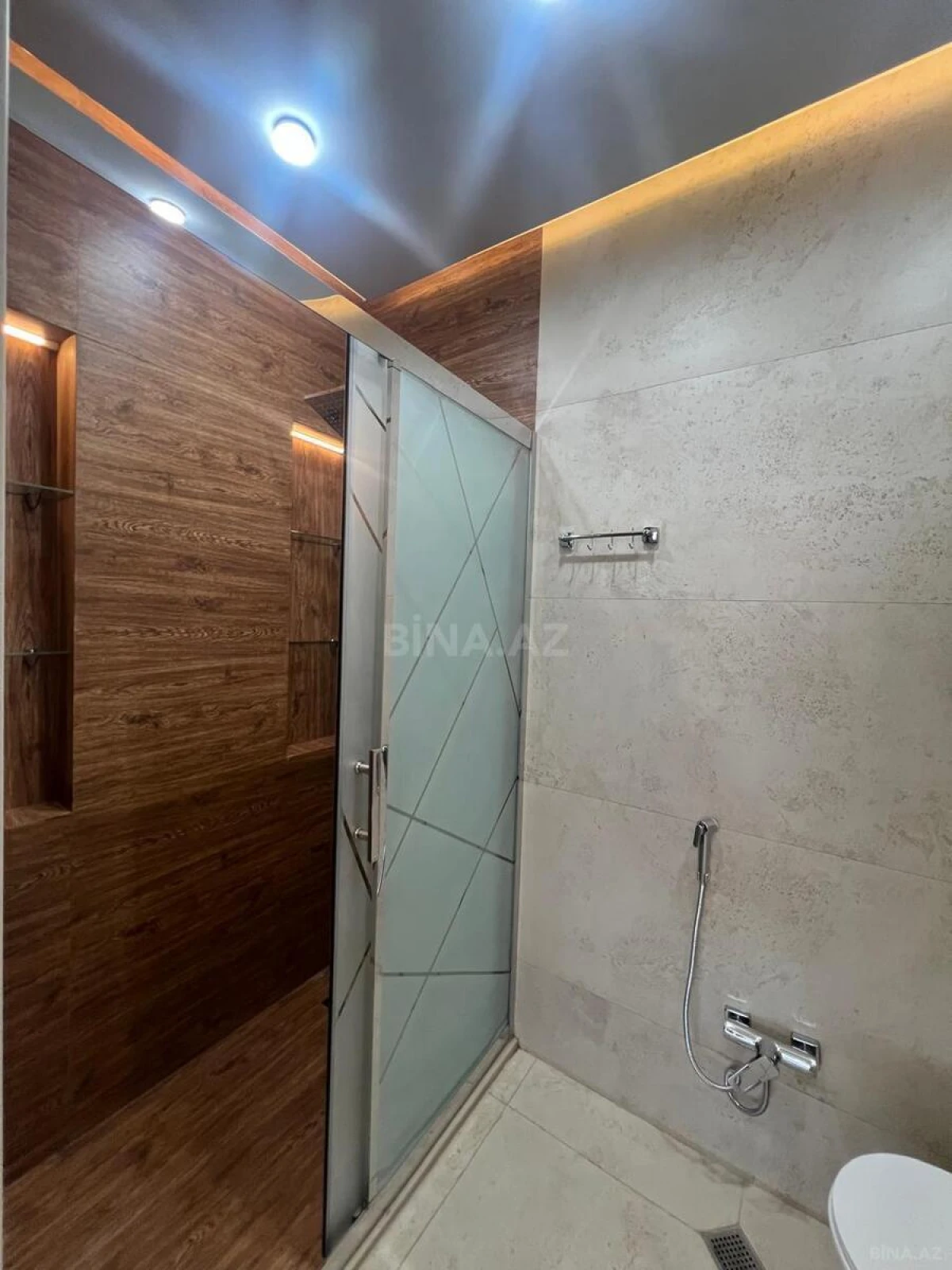 Satılır 4 otaqlı mənzil 145 m²