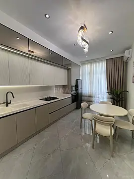 Satılır 4 otaqlı mənzil 145 m²