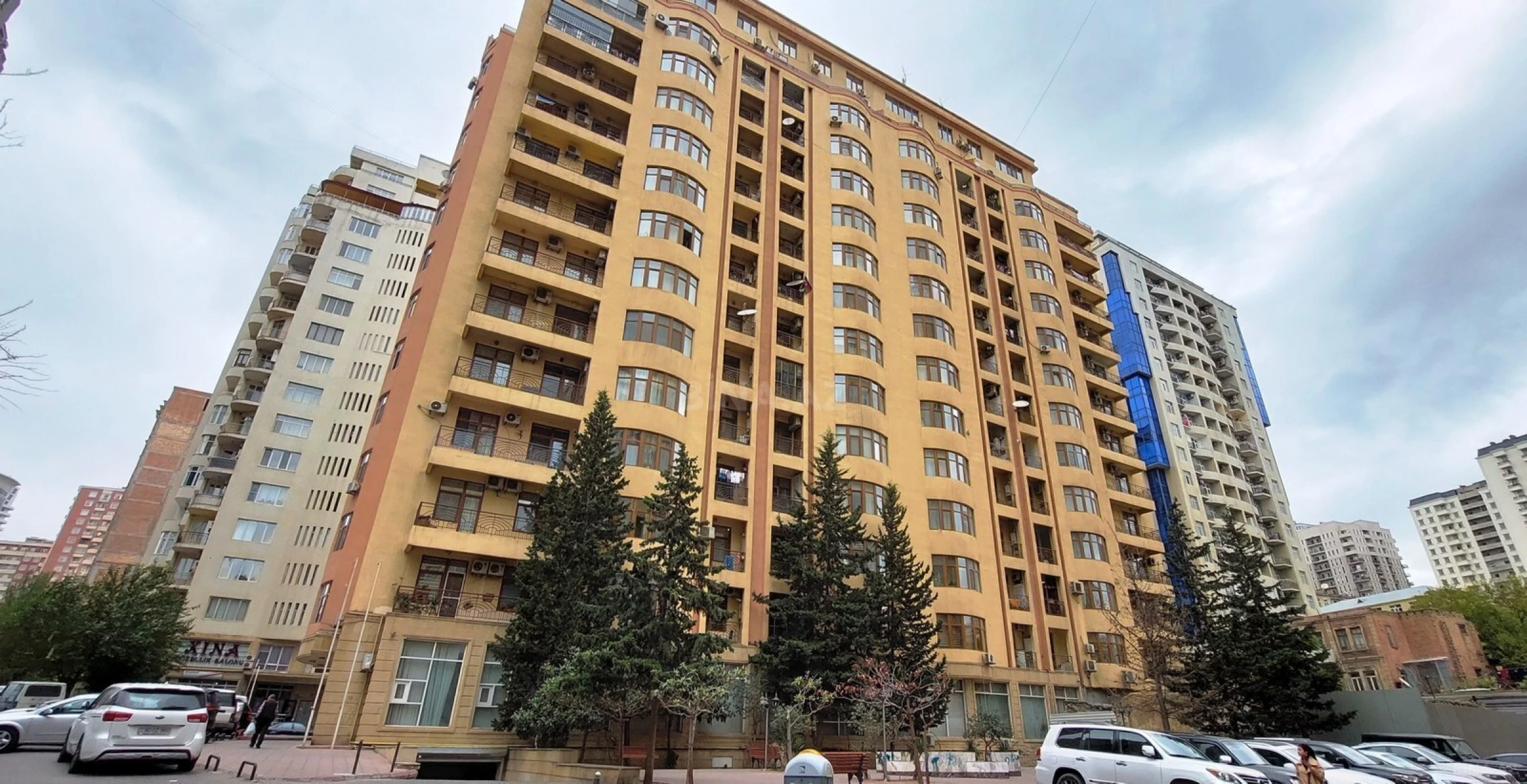 Satılır 4 otaqlı mənzil 180 m²