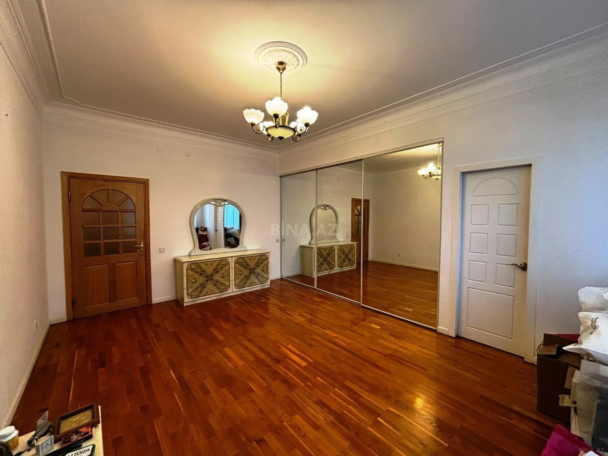 Satılır 4 otaqlı mənzil 180 m²