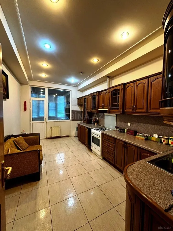 Satılır 4 otaqlı mənzil 180 m²