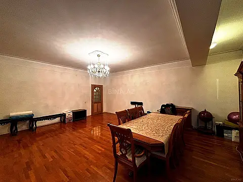 Satılır 4 otaqlı mənzil 180 m²