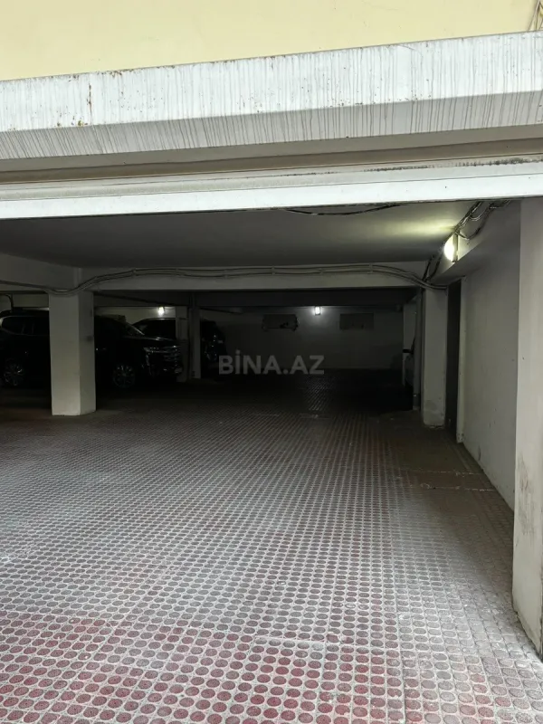 Satılır 4 otaqlı mənzil 180 m²