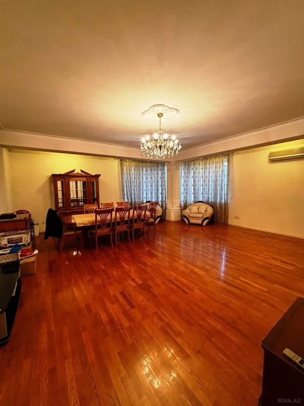 Satılır 4 otaqlı mənzil 180 m²