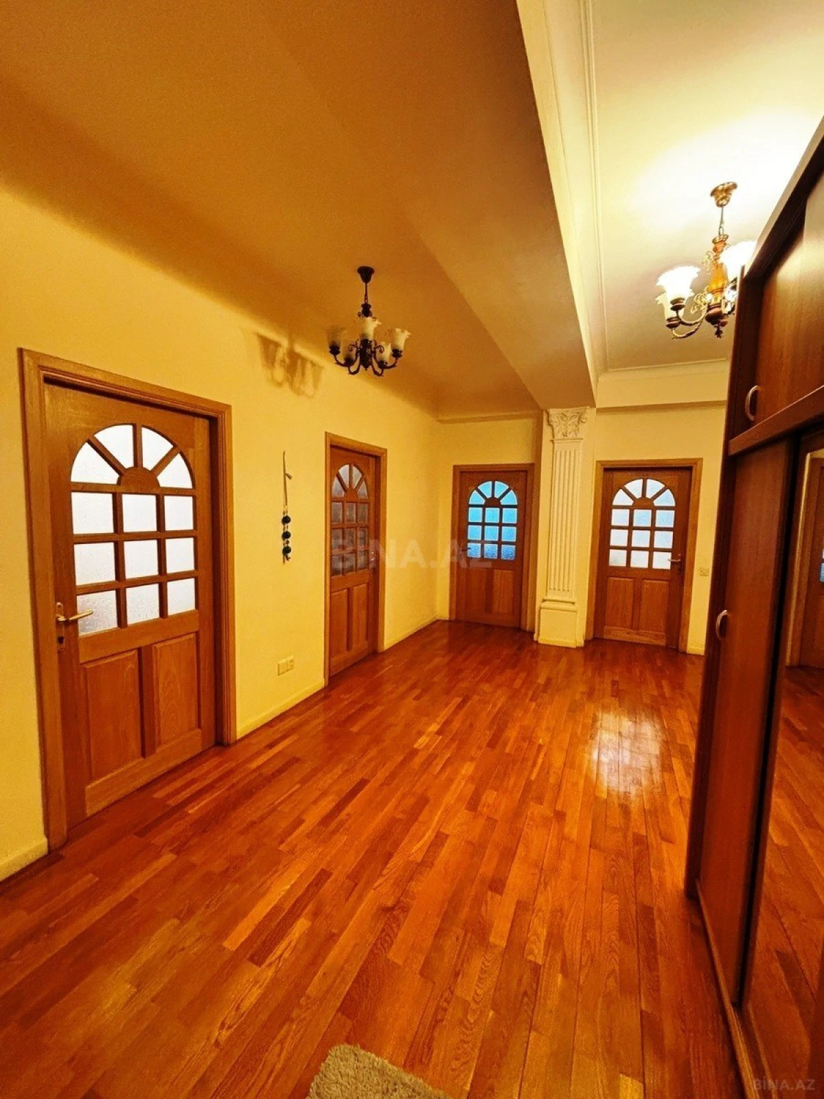 Satılır 4 otaqlı mənzil 180 m²