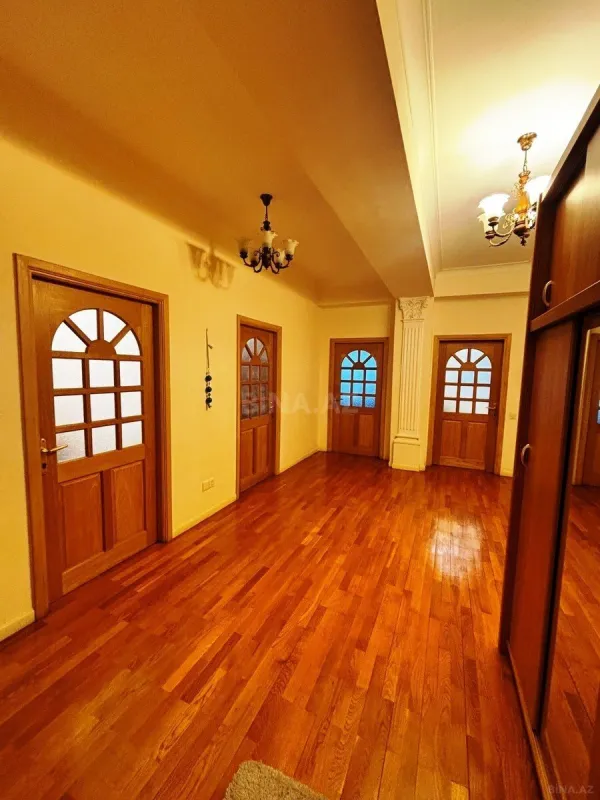Satılır 4 otaqlı mənzil 180 m²