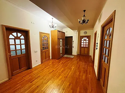 Satılır 4 otaqlı mənzil 180 m²