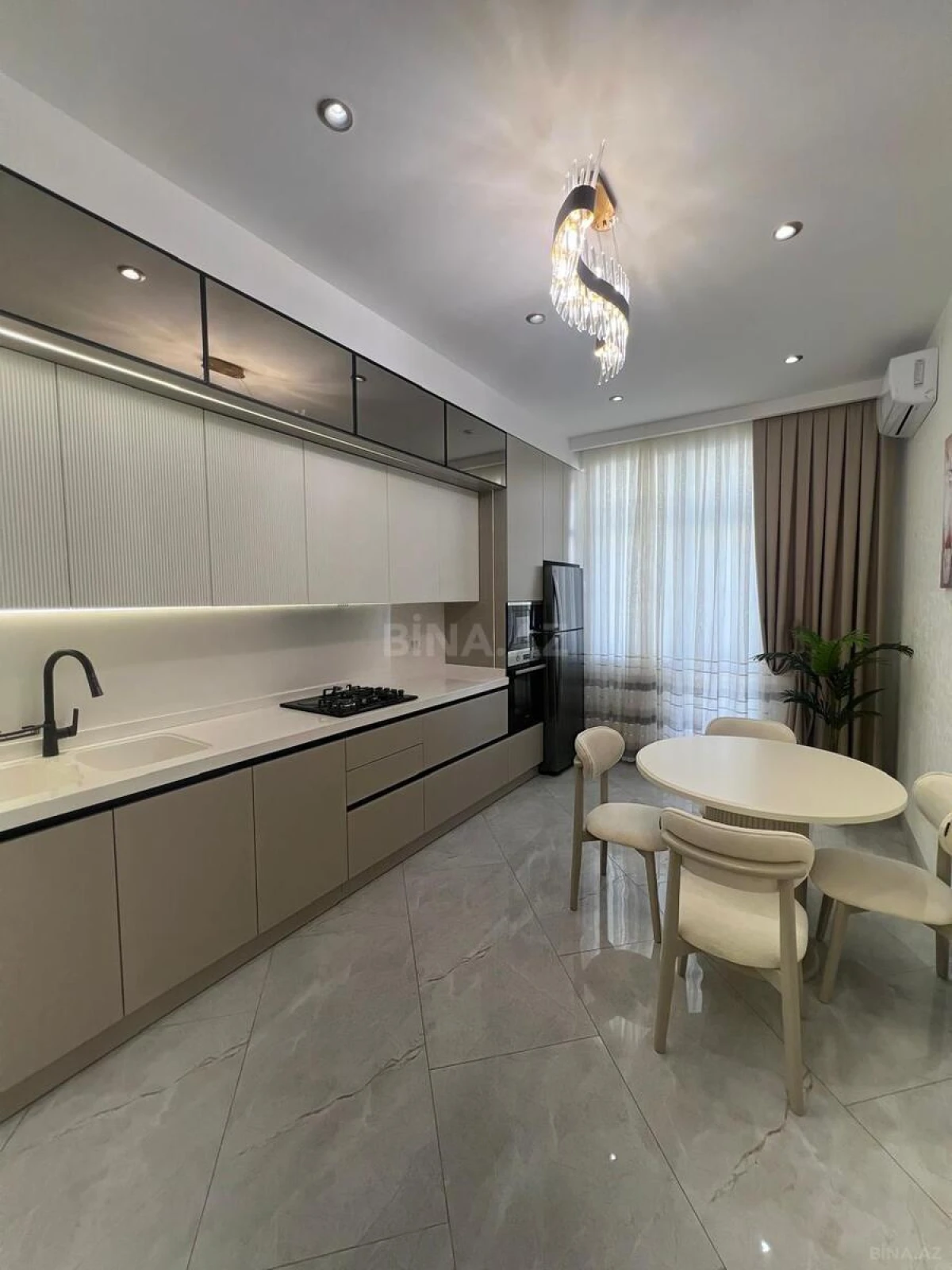 Satılır 4 otaqlı mənzil 145 m²