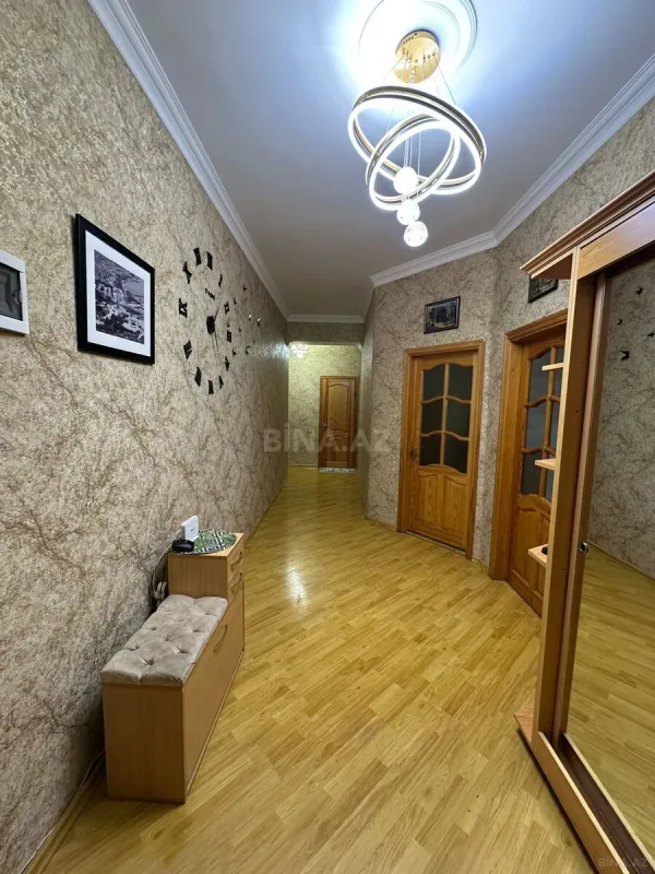 Satılır 4 otaqlı mənzil 130 m²