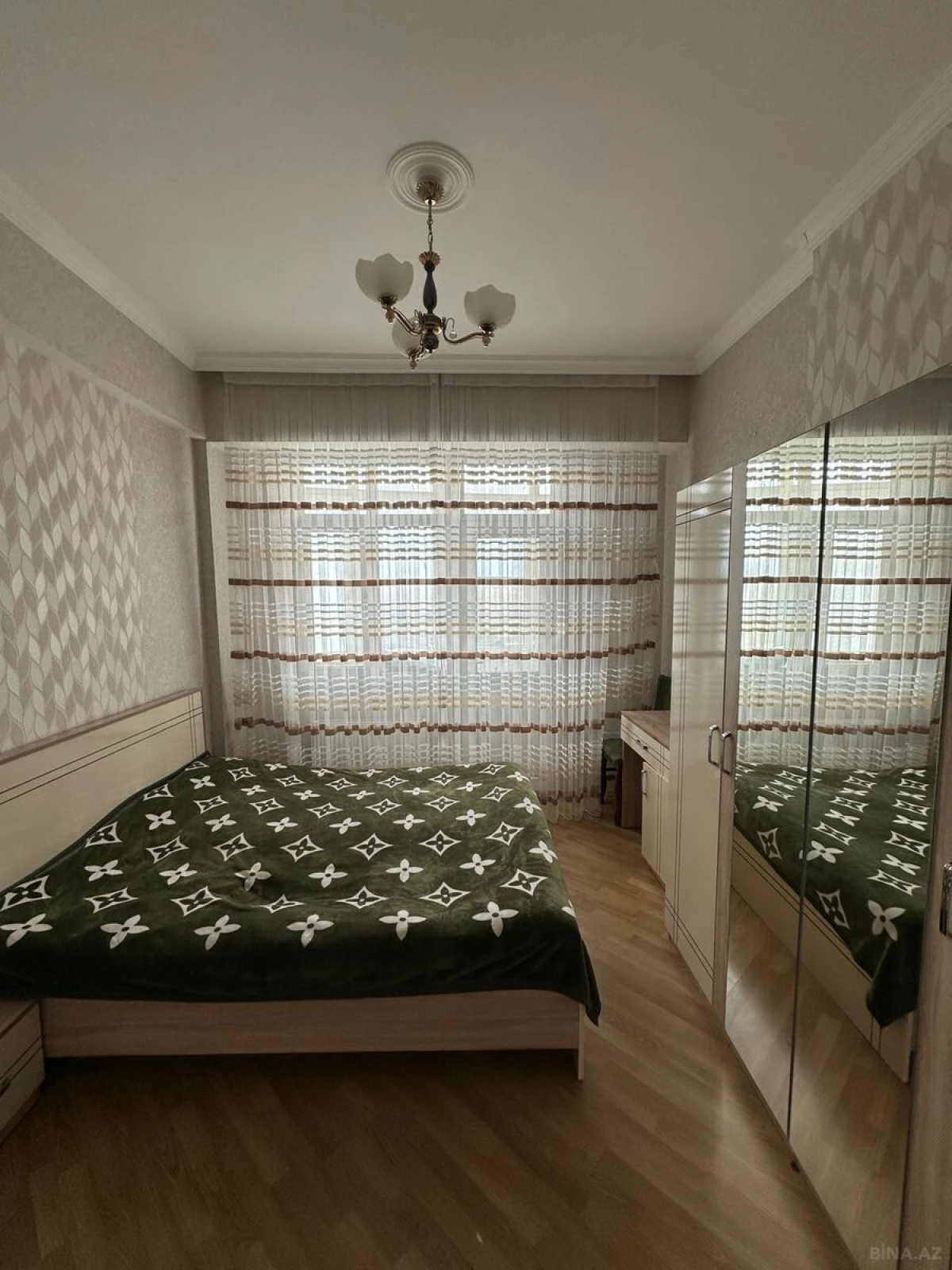 Satılır 4 otaqlı mənzil 130 m²