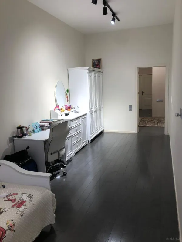 Satılır 4 otaqlı mənzil 202 m²