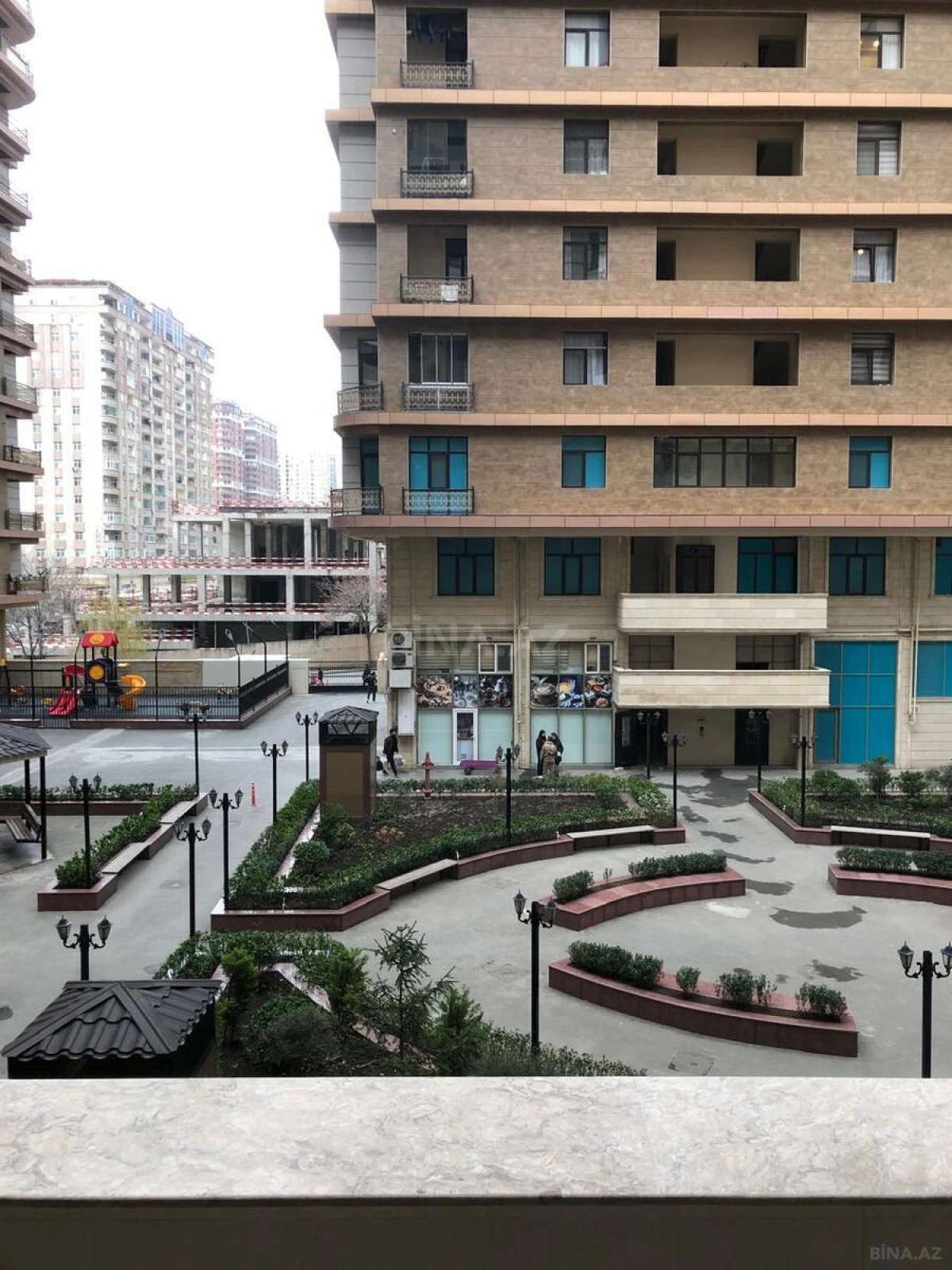 Satılır 4 otaqlı mənzil 202 m²