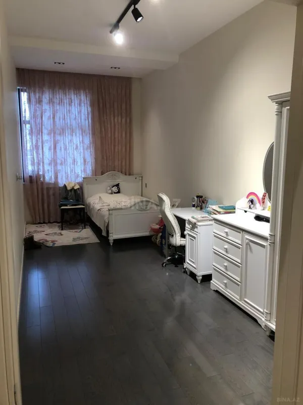 Satılır 4 otaqlı mənzil 202 m²