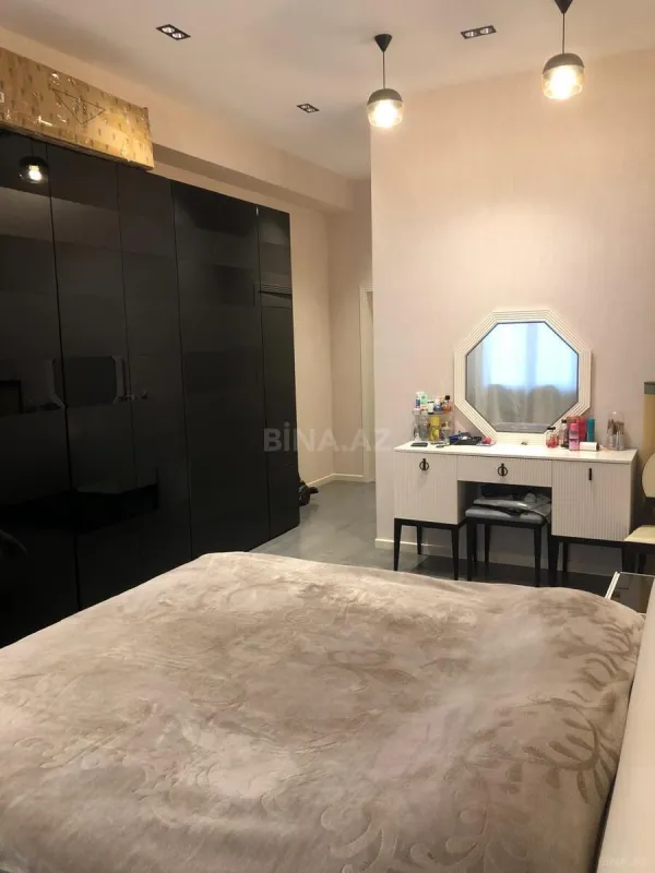 Satılır 4 otaqlı mənzil 202 m²