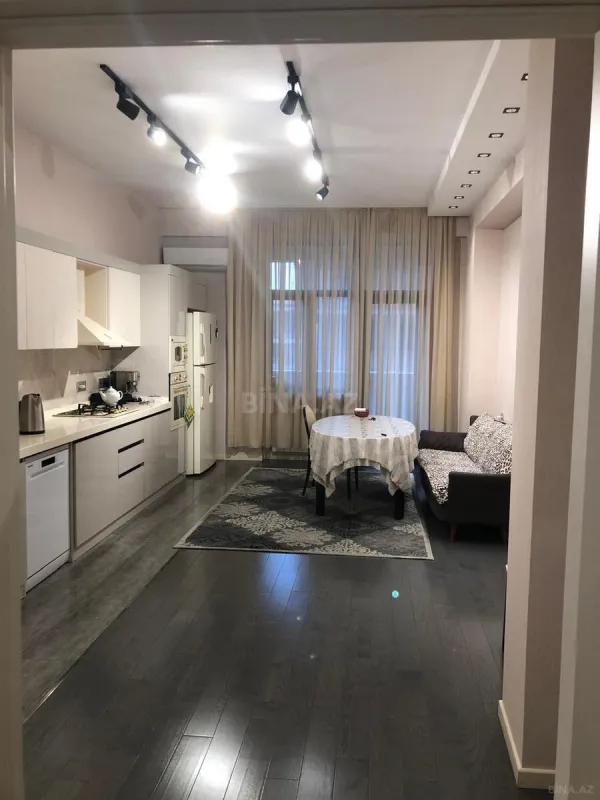 Satılır 4 otaqlı mənzil 202 m²