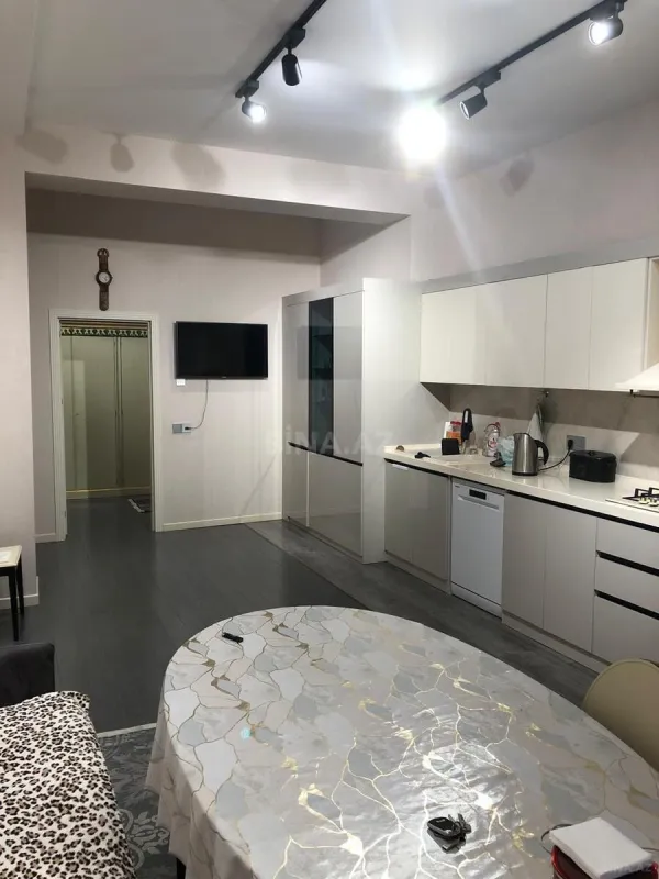 Satılır 4 otaqlı mənzil 202 m²