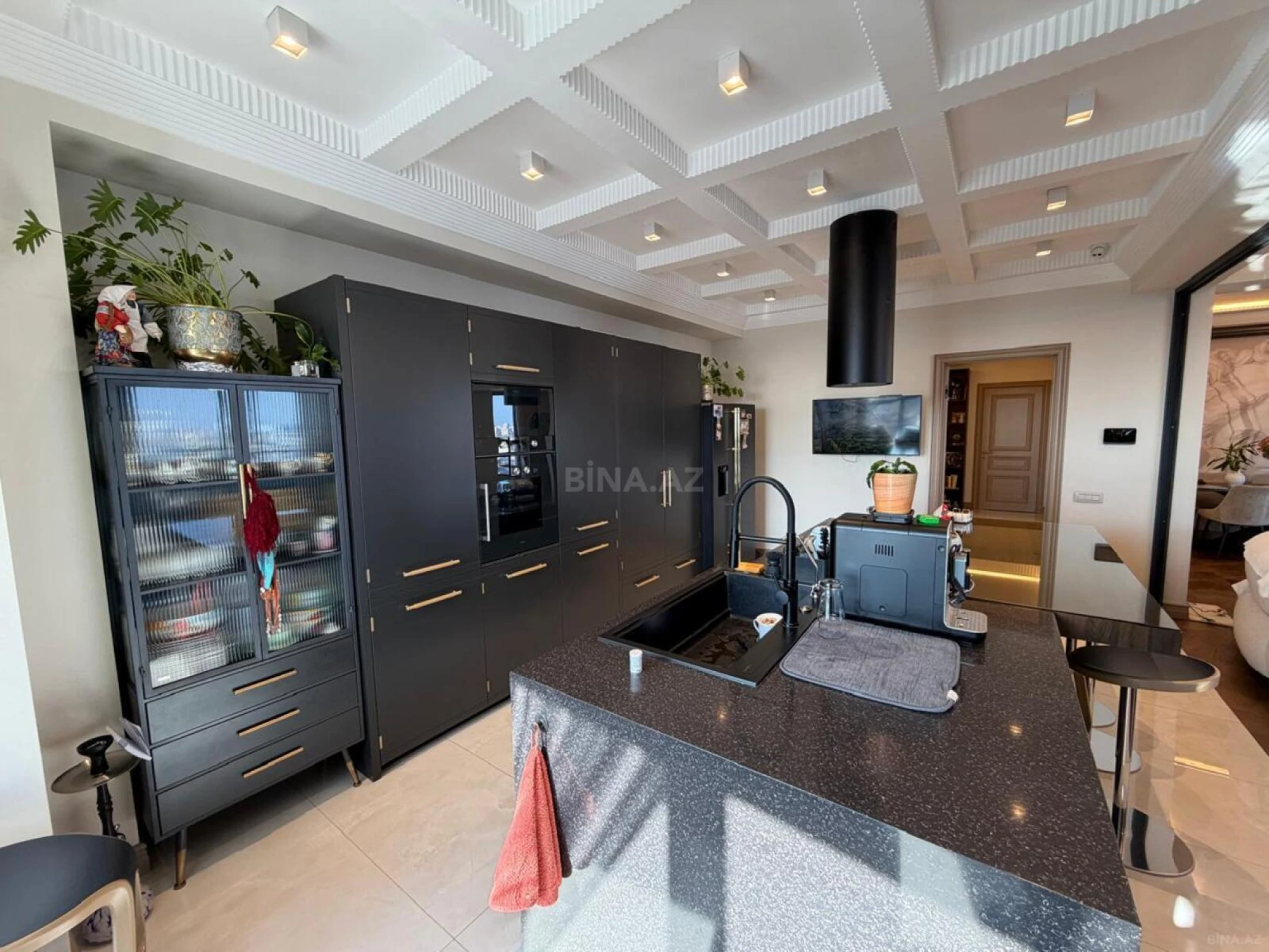 Satılır 5 otaqlı mənzil 321 m²