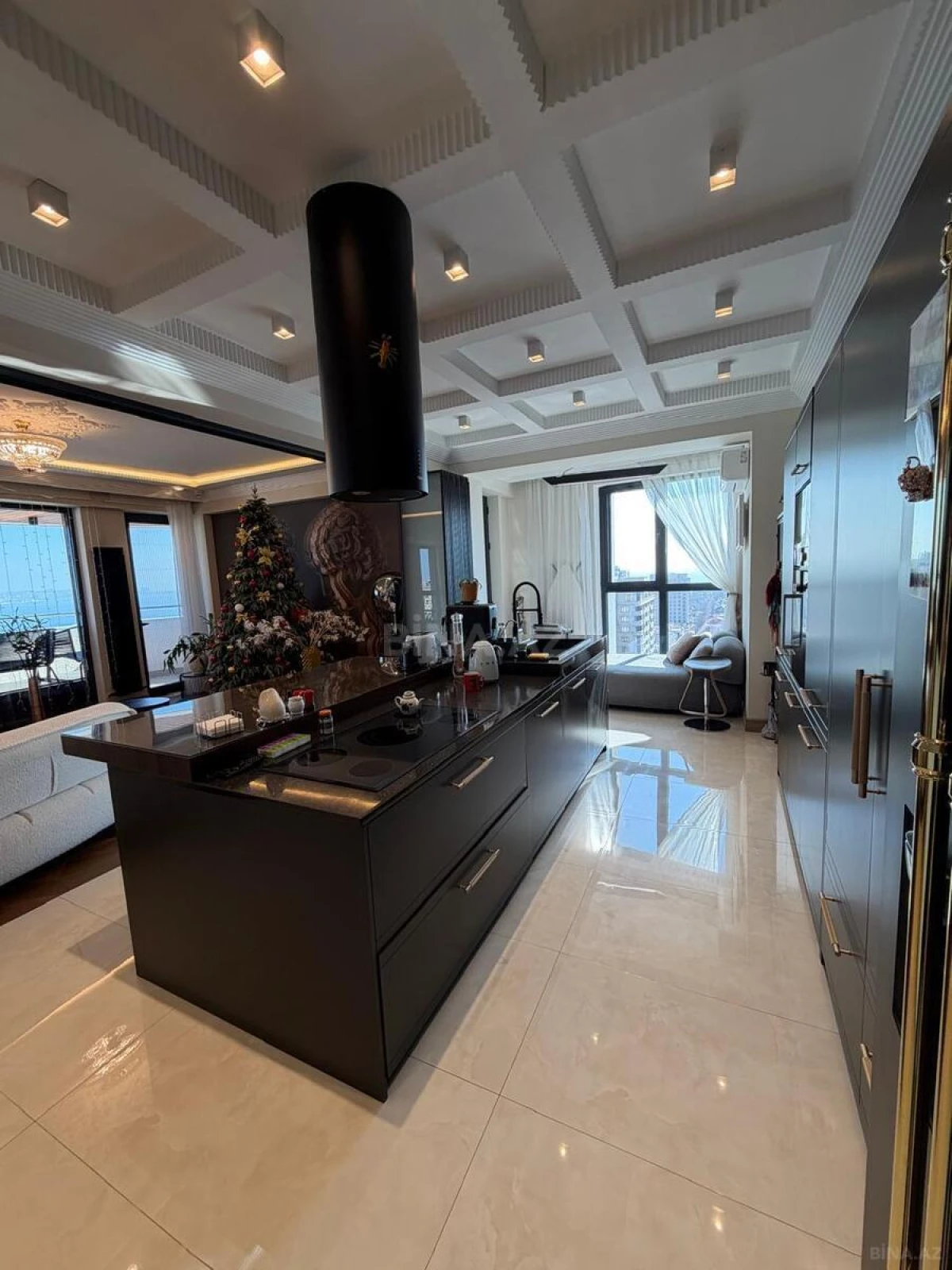 Satılır 5 otaqlı mənzil 321 m²