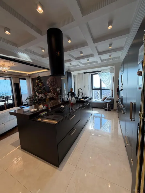 Satılır 5 otaqlı mənzil 321 m²