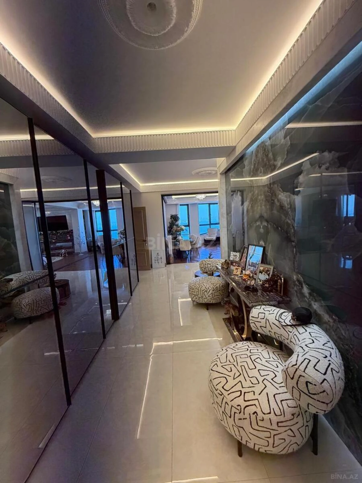 Satılır 5 otaqlı mənzil 321 m²