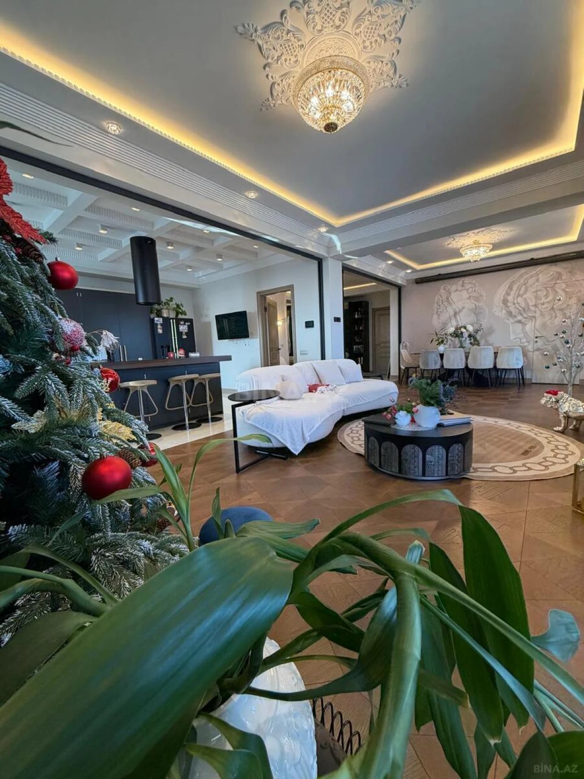 Satılır 5 otaqlı mənzil 321 m²