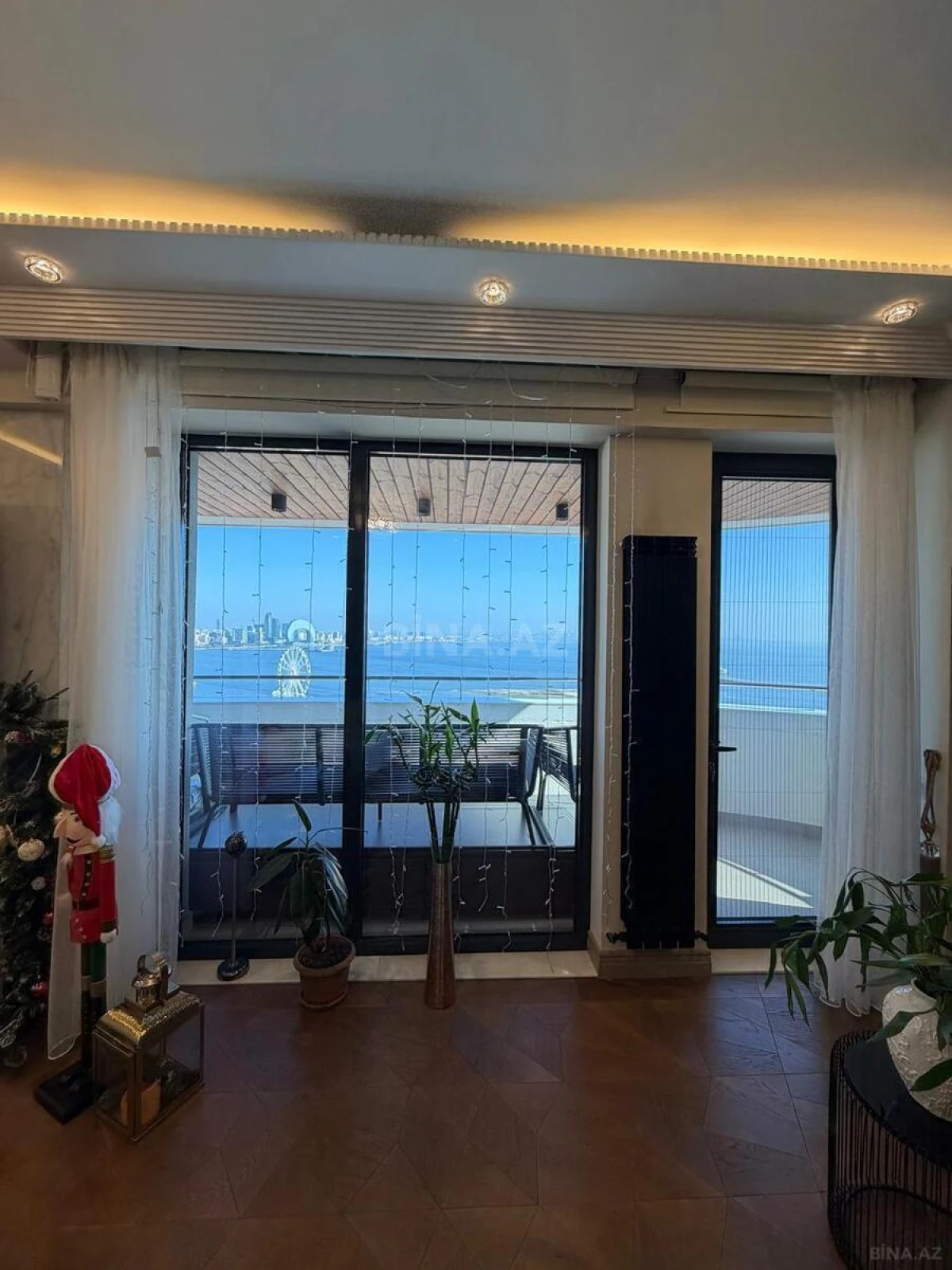 Satılır 5 otaqlı mənzil 321 m²
