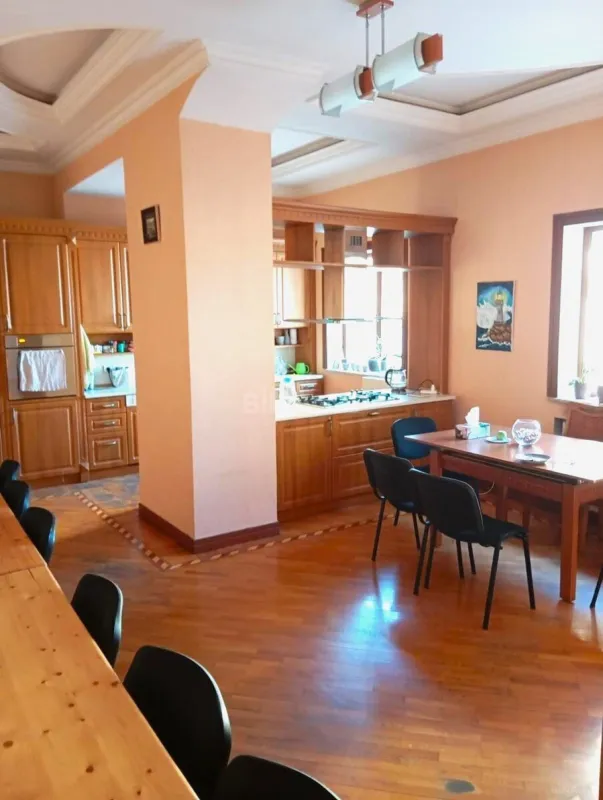 Kirayə verilir 6 otaqlı ofis 270 m²