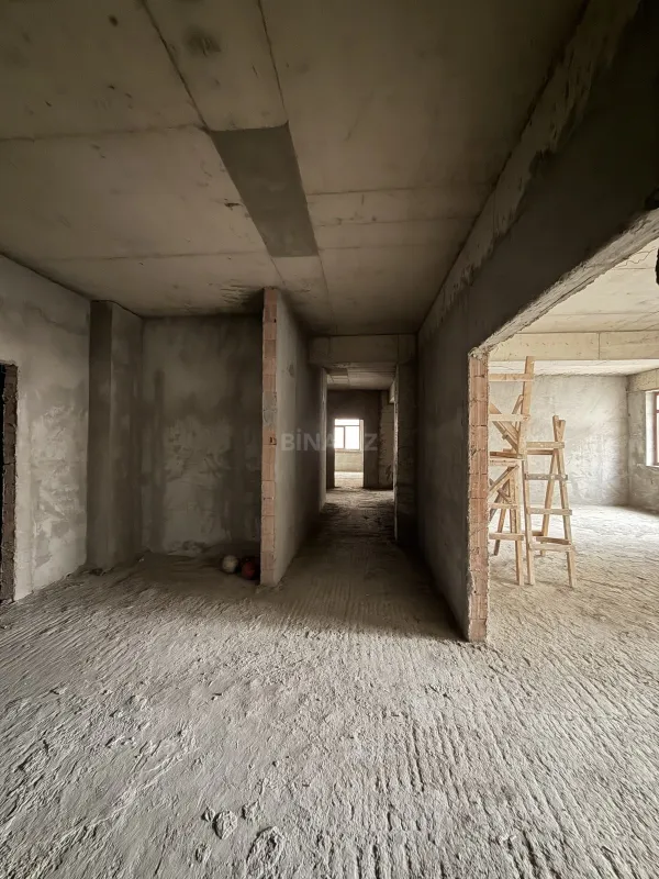 Satılır 5 otaqlı mənzil 326 m²