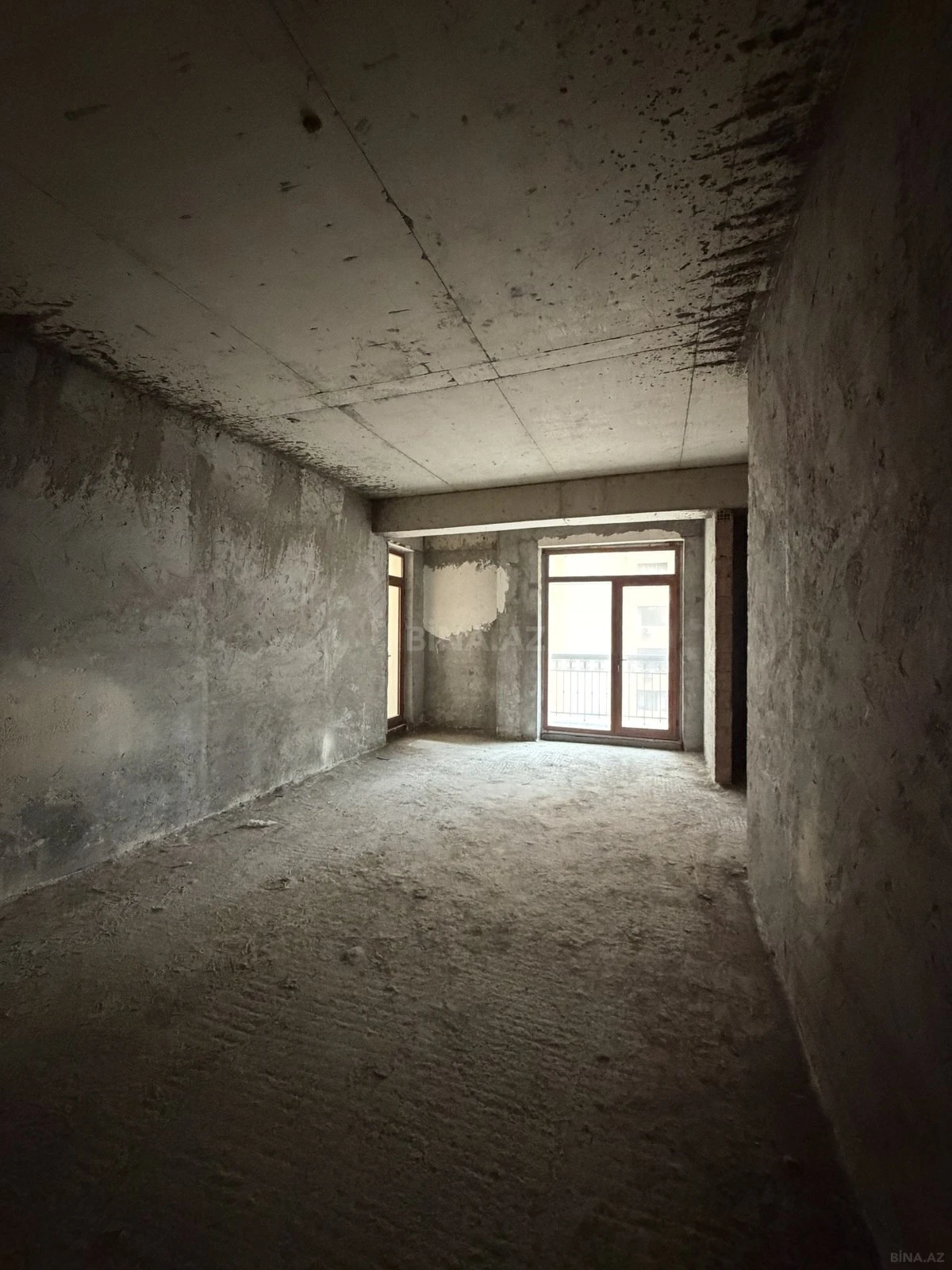 Satılır 5 otaqlı mənzil 326 m²