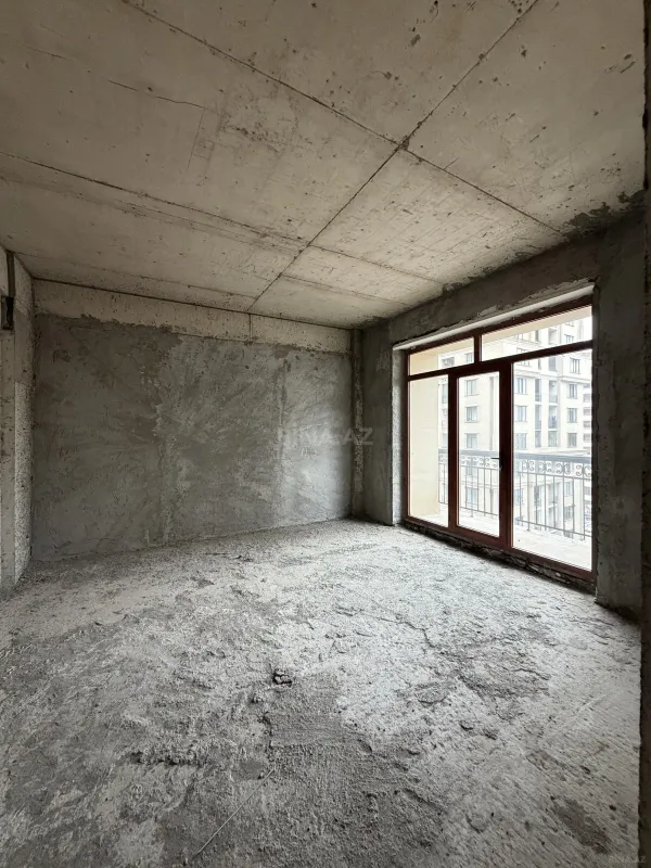 Satılır 5 otaqlı mənzil 326 m²