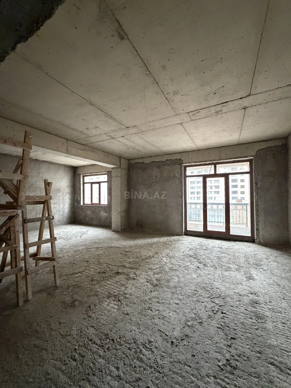 Satılır 5 otaqlı mənzil 326 m²