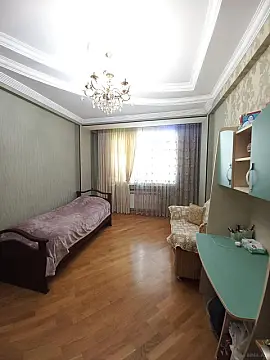 Satılır 5 otaqlı mənzil 145 m²