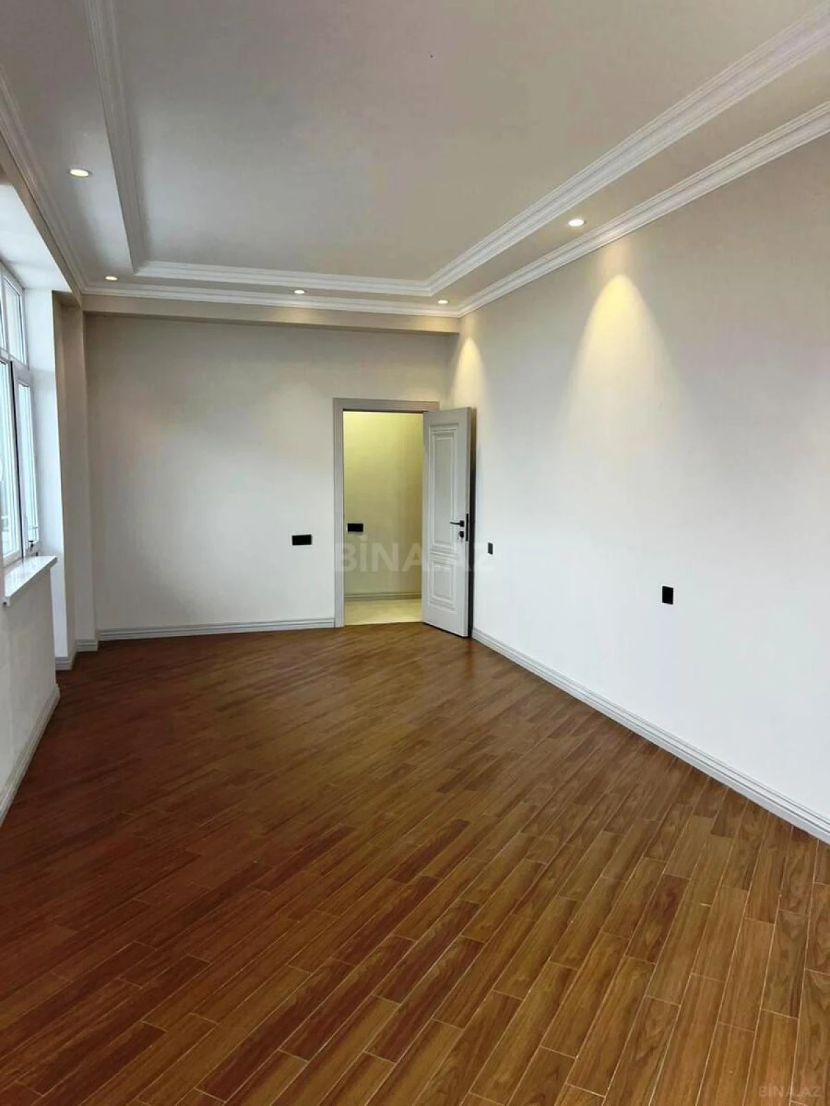 Satılır 4 otaqlı mənzil 200 m²