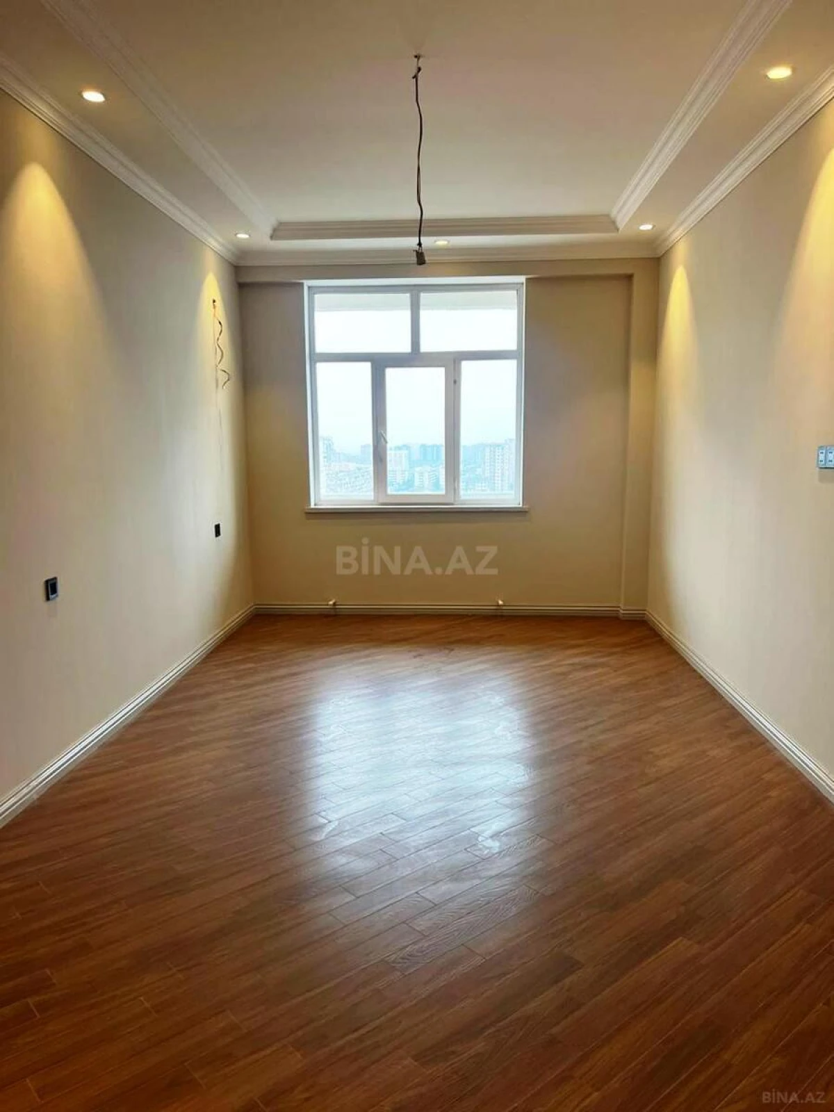 Satılır 4 otaqlı mənzil 200 m²