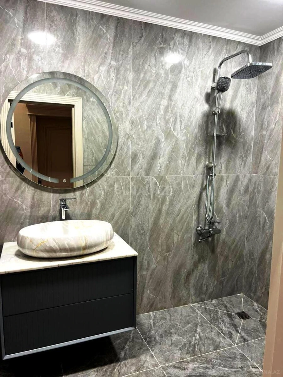 Satılır 4 otaqlı mənzil 200 m²