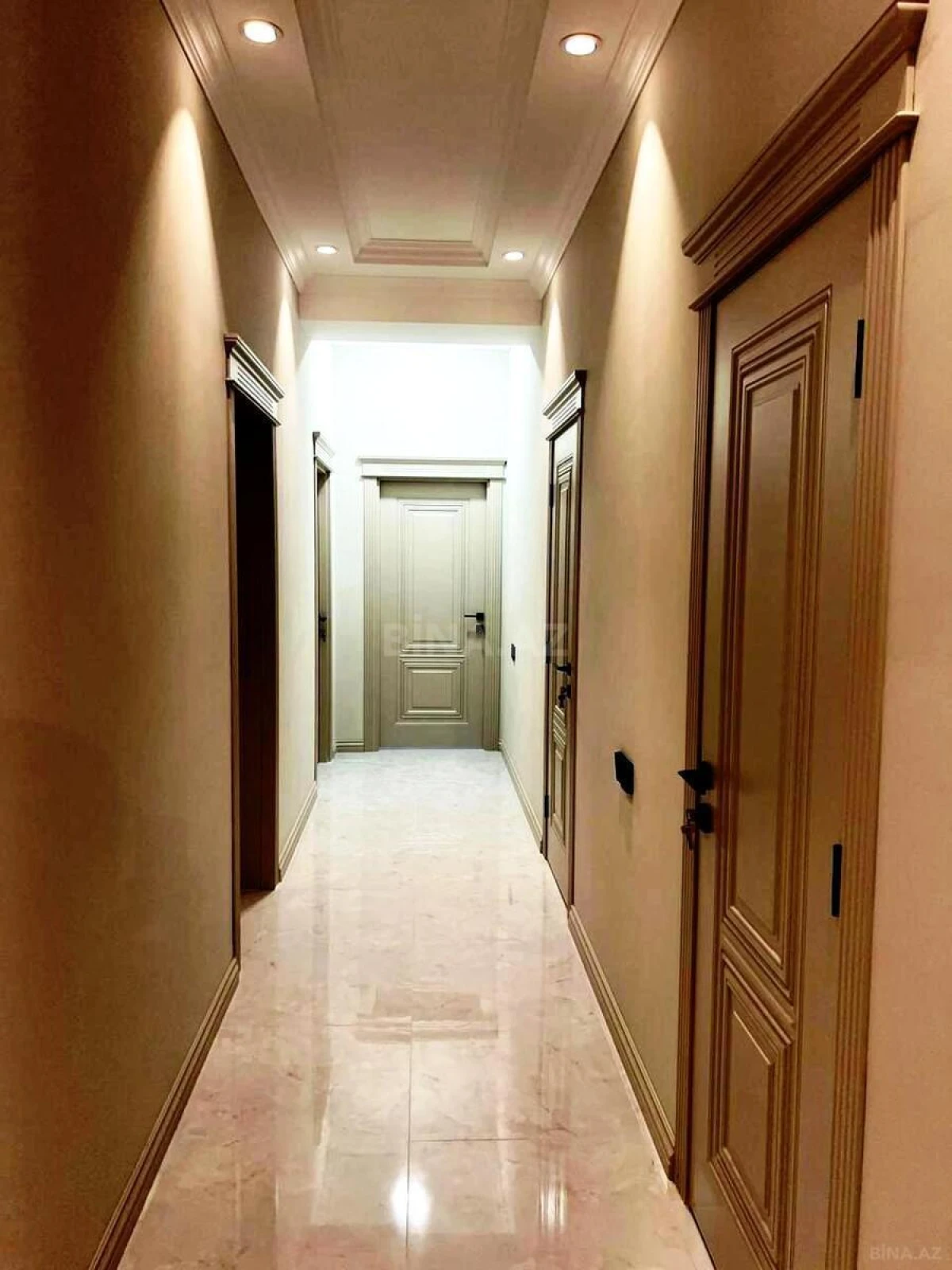 Satılır 4 otaqlı mənzil 200 m²