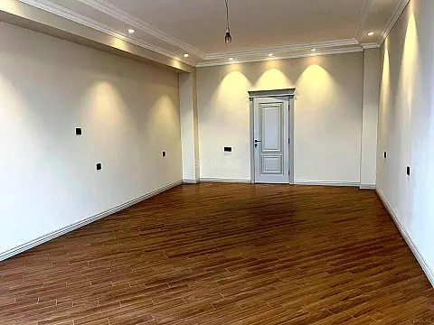 Satılır 4 otaqlı mənzil 200 m²