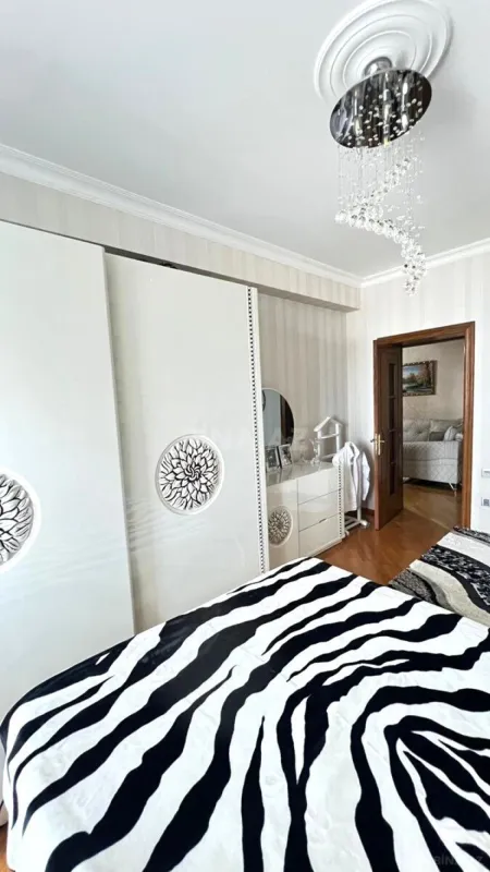 Satılır 2 otaqlı mənzil 110 m²