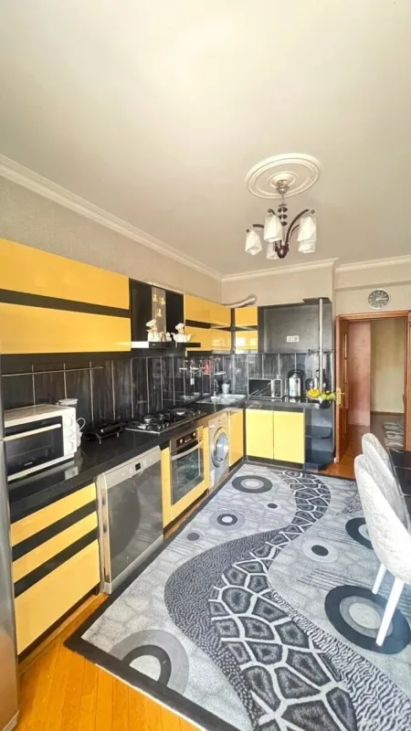 Satılır 2 otaqlı mənzil 110 m²