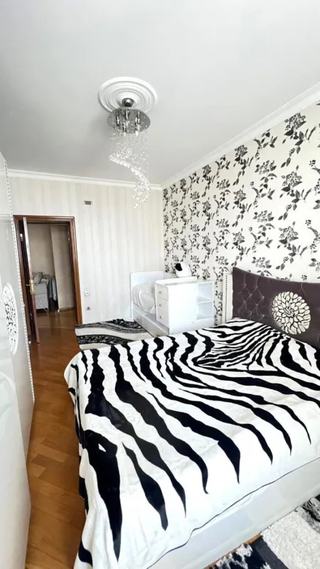 Satılır 2 otaqlı mənzil 110 m²